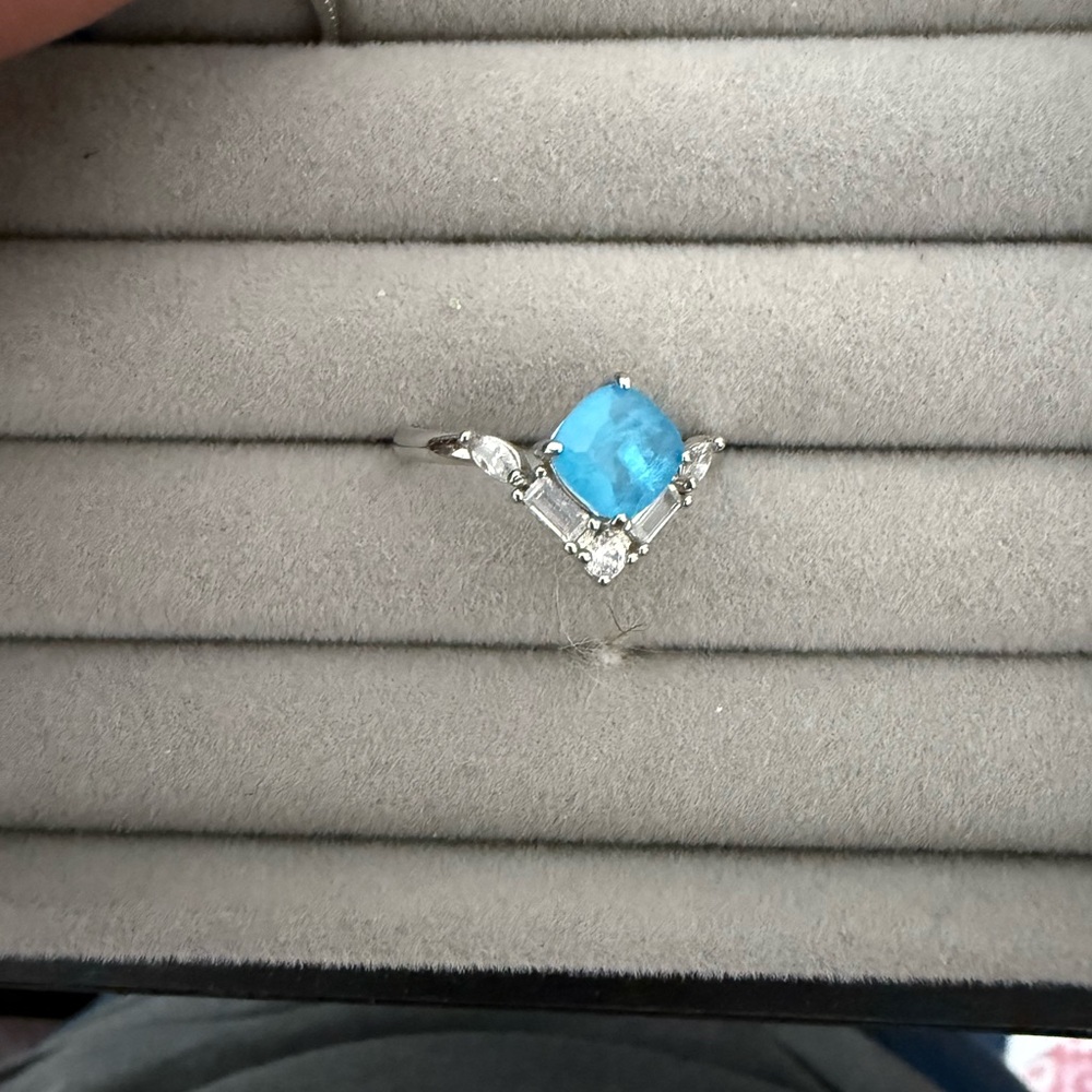 Chic Silver Ring with Blue Gemstone